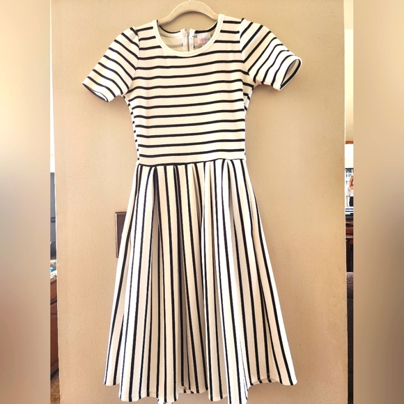 LuLaRoe Dresses & Skirts - Lularoe Amelia dress